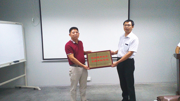 天行健贈(zèng)送正睿咨詢效益提升能手，管理升級專家牌匾