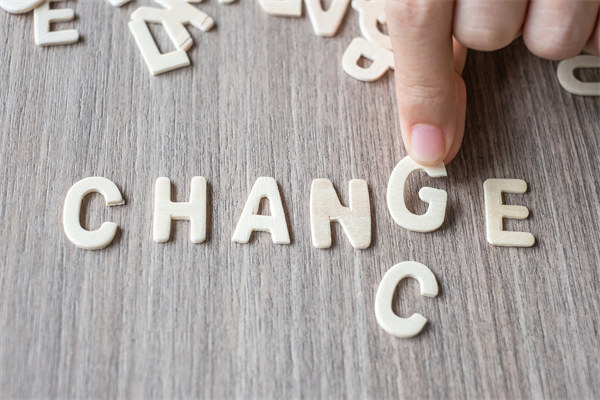 創(chuàng)新企業(yè)管理模式，引領(lǐng)行業(yè)變革，塑造品牌力量