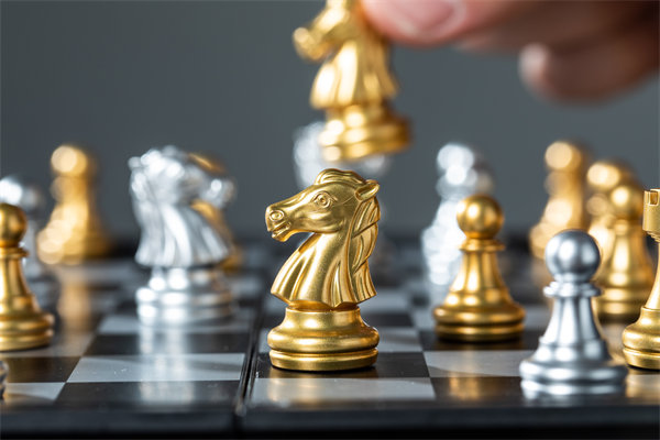 結(jié)合實際，談?wù)勂髽I(yè)在戰(zhàn)略薪酬設(shè)計時要注意哪些問題？