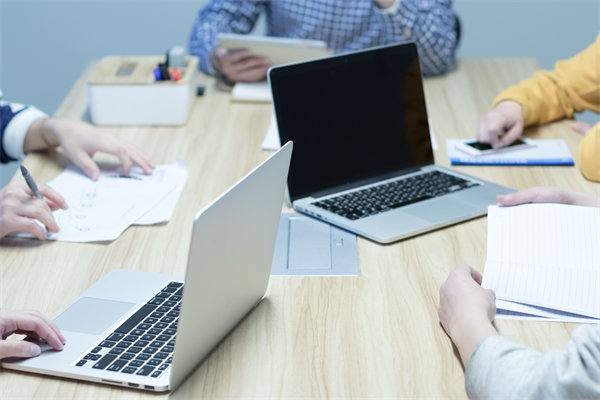 企業(yè)的戰(zhàn)略是精心設(shè)計(jì)的，還是臨機(jī)應(yīng)變的？