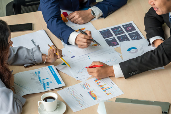 如何構(gòu)建有效的集團(tuán)風(fēng)險(xiǎn)管理框架，應(yīng)對(duì)不確定性？