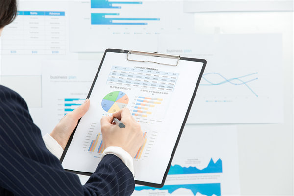 如何實施360度績效評估，確保反饋全面且客觀？