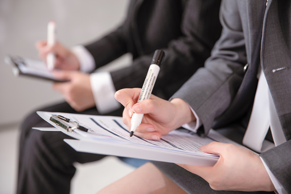 如何設(shè)計(jì)高效的組織溝通機(jī)制，確保信息暢通無阻？