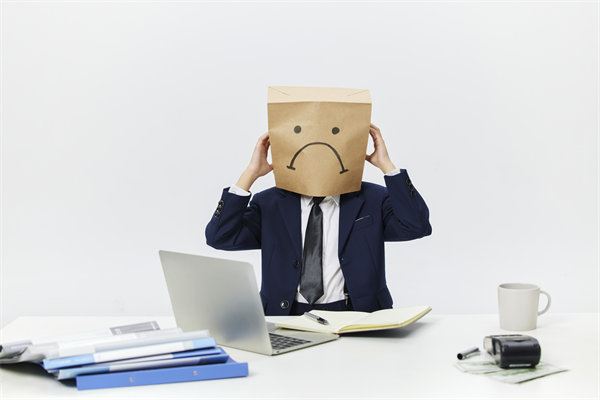 組織變革中，如何管理員工情緒與阻力，確保平穩(wěn)過(guò)渡？