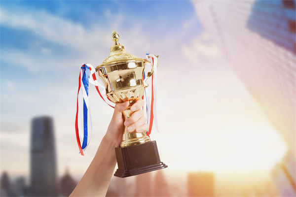 面對(duì)經(jīng)濟(jì)波動(dòng)，企業(yè)應(yīng)該如何靈活調(diào)整薪酬策略？