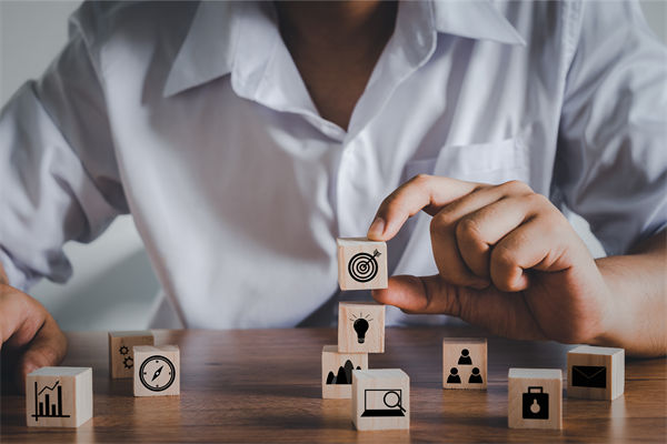 商業(yè)環(huán)境復(fù)雜多變，如何高效實(shí)施集團(tuán)全面管控策略？