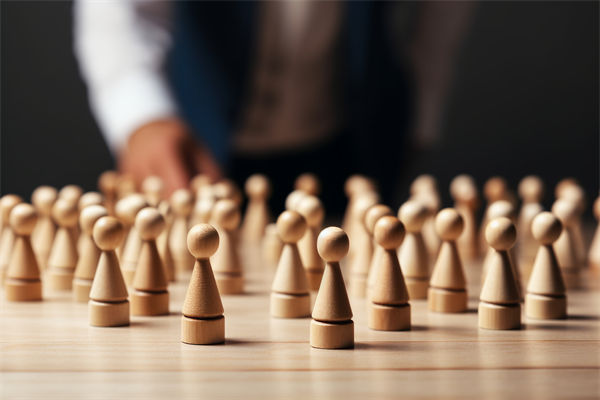 資源分配時，組織規(guī)劃如何平衡各部門需求與整體目標？