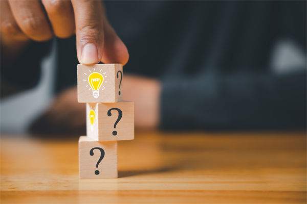 在制定企業(yè)戰(zhàn)略規(guī)劃時(shí)，如何平衡短期與長(zhǎng)期目標(biāo)？