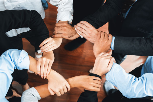 在制定企業(yè)戰(zhàn)略規(guī)劃時，如何平衡短期與長期目標？