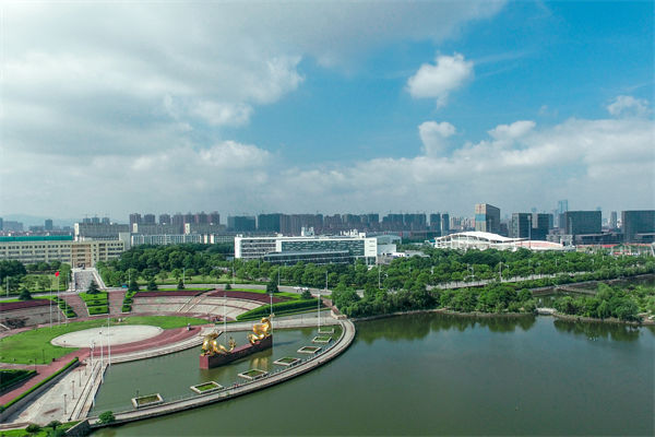 南昌戰(zhàn)略咨詢公司如何為企業(yè)定制長遠(yuǎn)發(fā)展規(guī)劃？