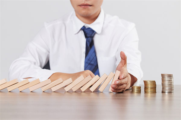 在年度經(jīng)營計(jì)劃中，如何有效識別并應(yīng)對潛在風(fēng)險(xiǎn)？