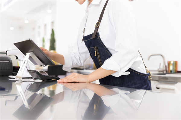 29歲女演員回應(yīng)在餐廳當(dāng)服務(wù)員，人力資源怎么看？