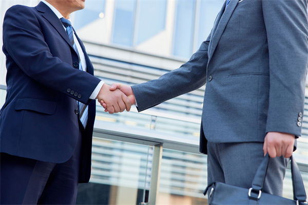 29歲女演員回應(yīng)在餐廳當(dāng)服務(wù)員，人力資源怎么看？