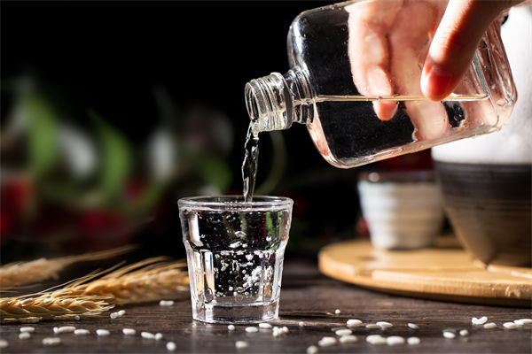 白酒遇冷，集體“降度”，關(guān)聯(lián)企業(yè)有何營(yíng)銷(xiāo)啟示？