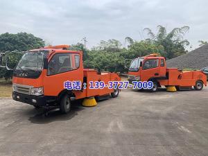 廣西公路管理局程站長與我司共同努力，開發(fā)出了一款GQ-1800E型自行式路面清掃機	