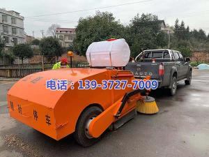 湖南省婁底市雙峰縣公路局養(yǎng)護(hù)中心彭站長與河南都市機(jī)械設(shè)備有限公司工程師喬主任,實(shí)地研究，精心設(shè)計(jì)制作了一款新型的皮卡車式道路清掃車