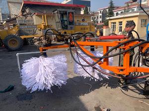 2020年11月11日山西省晉中市昔陽(yáng)縣公路管理段與河南都市機(jī)械設(shè)備有限公司合作，在宋段長(zhǎng)王隊(duì)長(zhǎng)凌師傅的精心安排指導(dǎo)下與喬主任祝師傅的積極努力，成功研制出了加寬雙護(hù)欄板600mm護(hù)欄清洗機(jī)